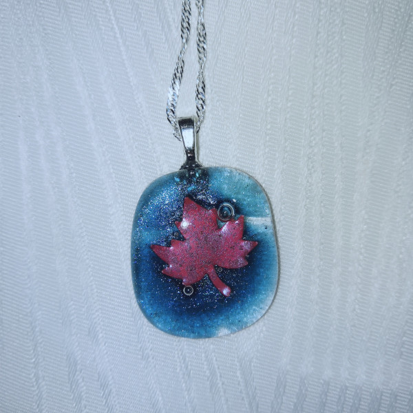 Pendentif bleu irisé
